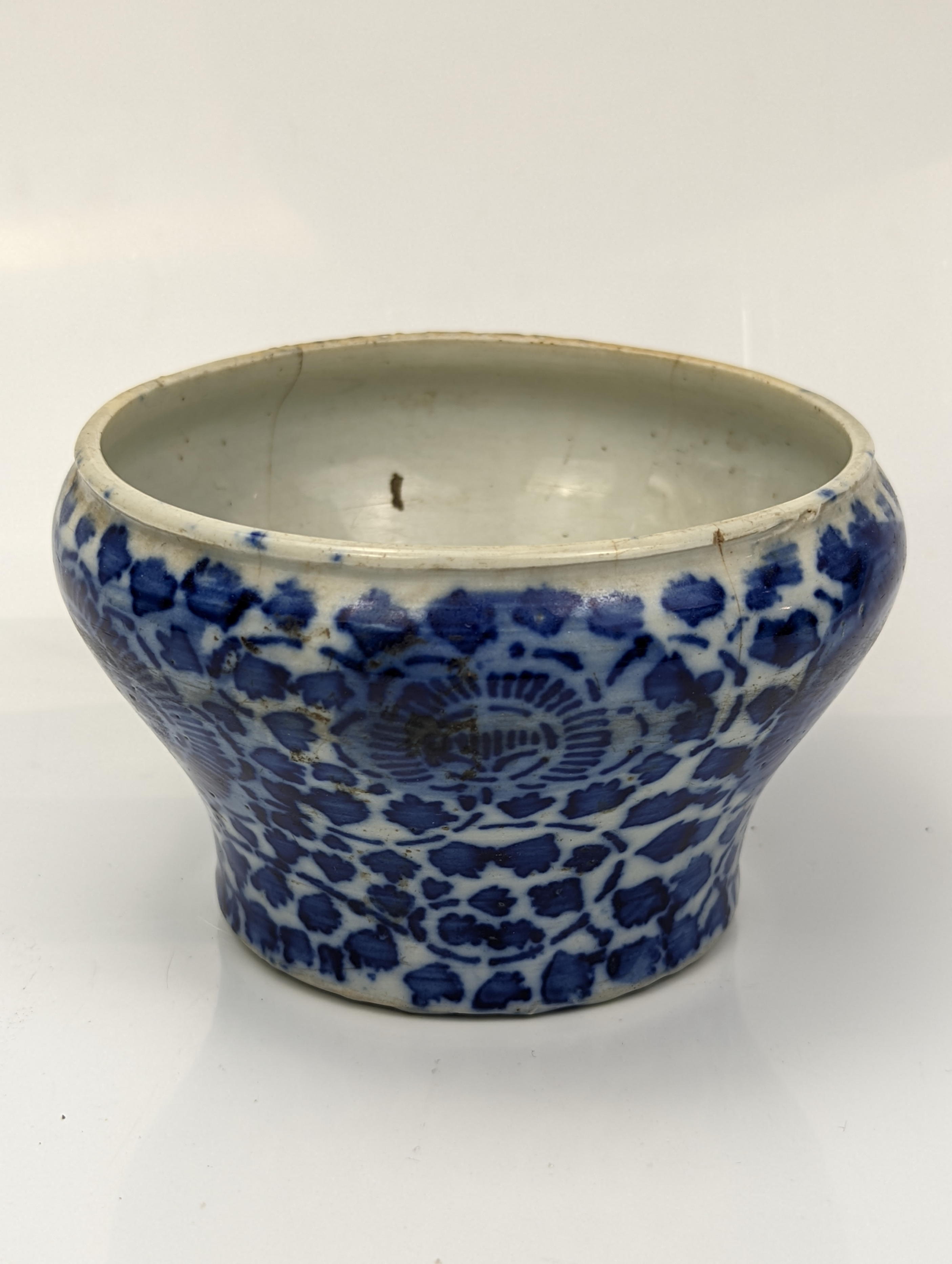 A 19th century Thai market Chinese blue and white porcelain spittoon, D.12cm