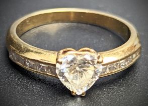 18ct gold heart diamond ring, approx 1ct. Flanked by 10 smaller diamonds, marked 750, 3.8g, size P