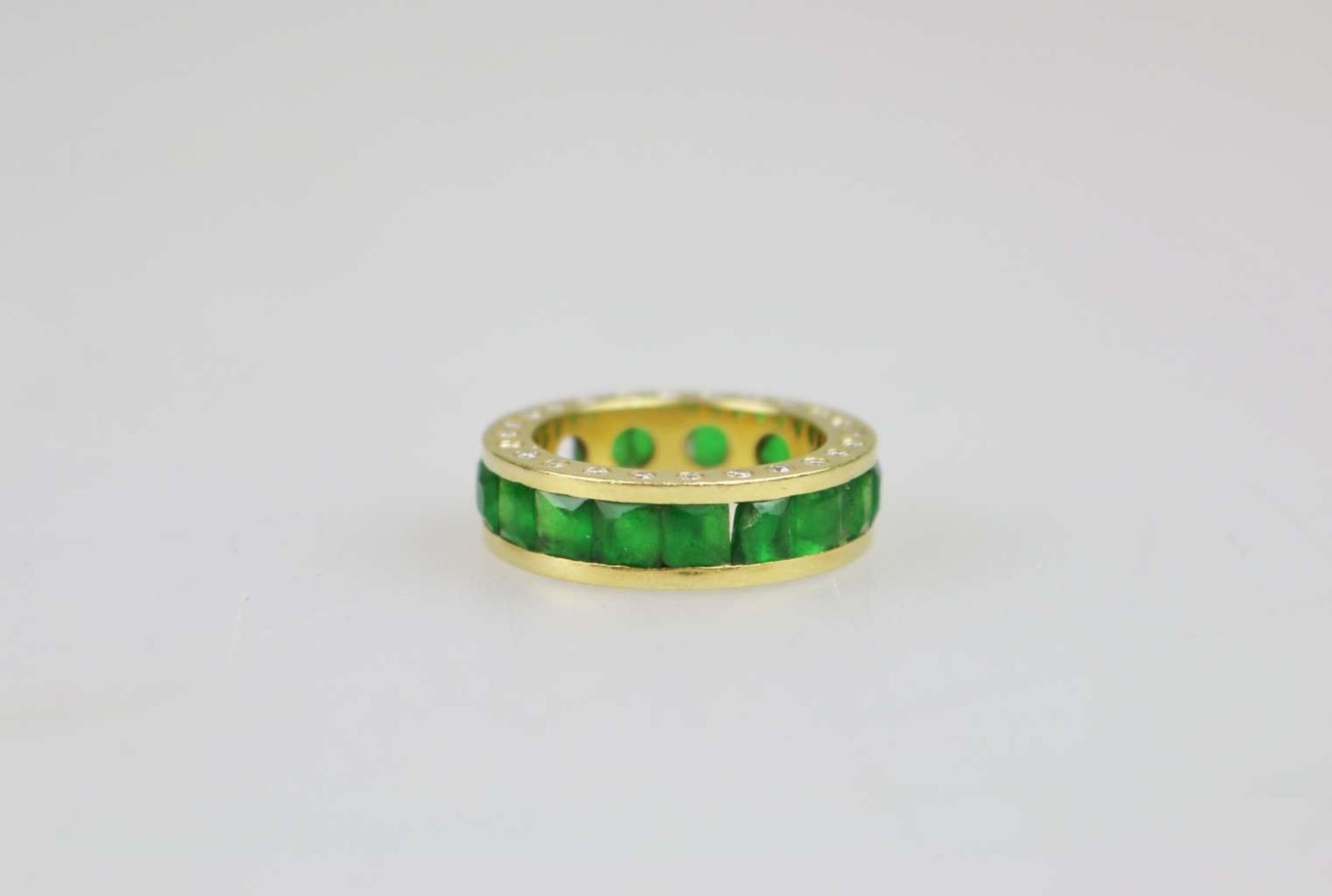 Eternity-Ring mit Smaragden