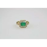 Tricolor-Ring mit Smaragd