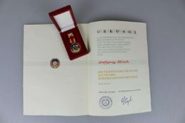 DDR, Verdienstnedaille mit Urkunde