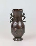 Vase, Japan, Bronze, dunkelbraun patieniert, 20. Jh.