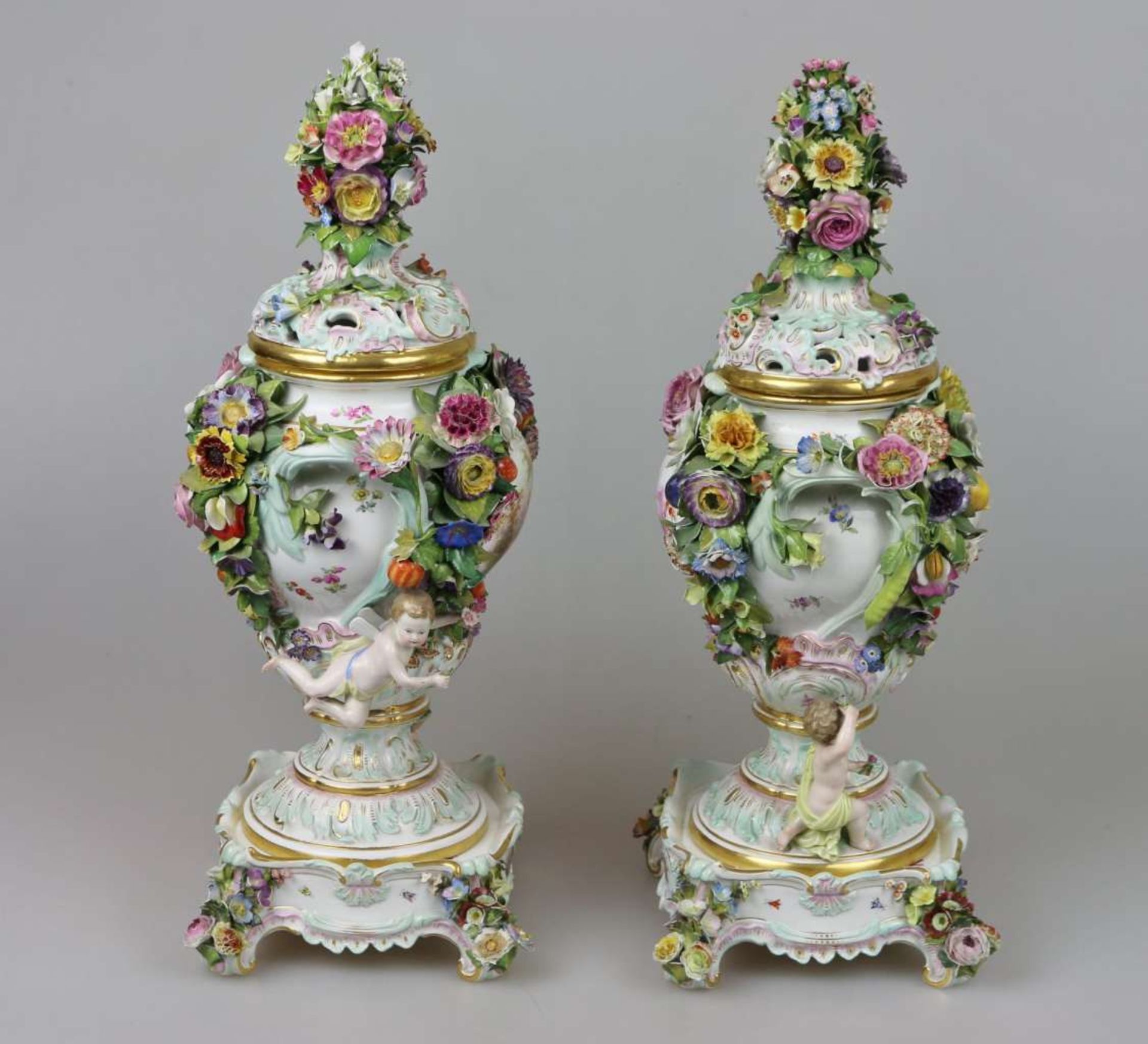 Meissen 19 Jh., Paar Potpourri-Vasen auf Postament - Bild 2 aus 18