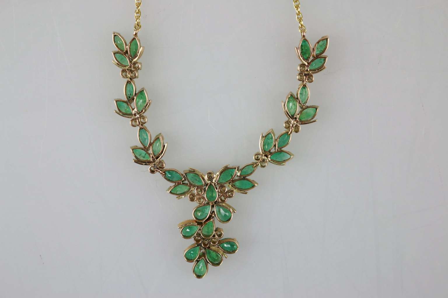 Halskette mit grünen Steinen - Image 3 of 3