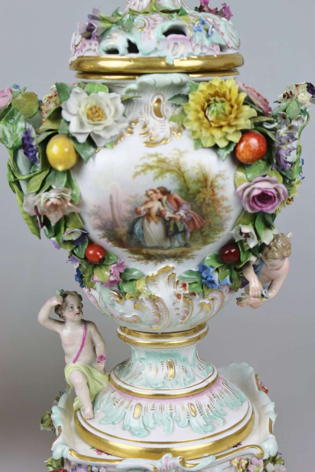 Meissen 19 Jh., Paar Potpourri-Vasen auf Postament - Bild 6 aus 18