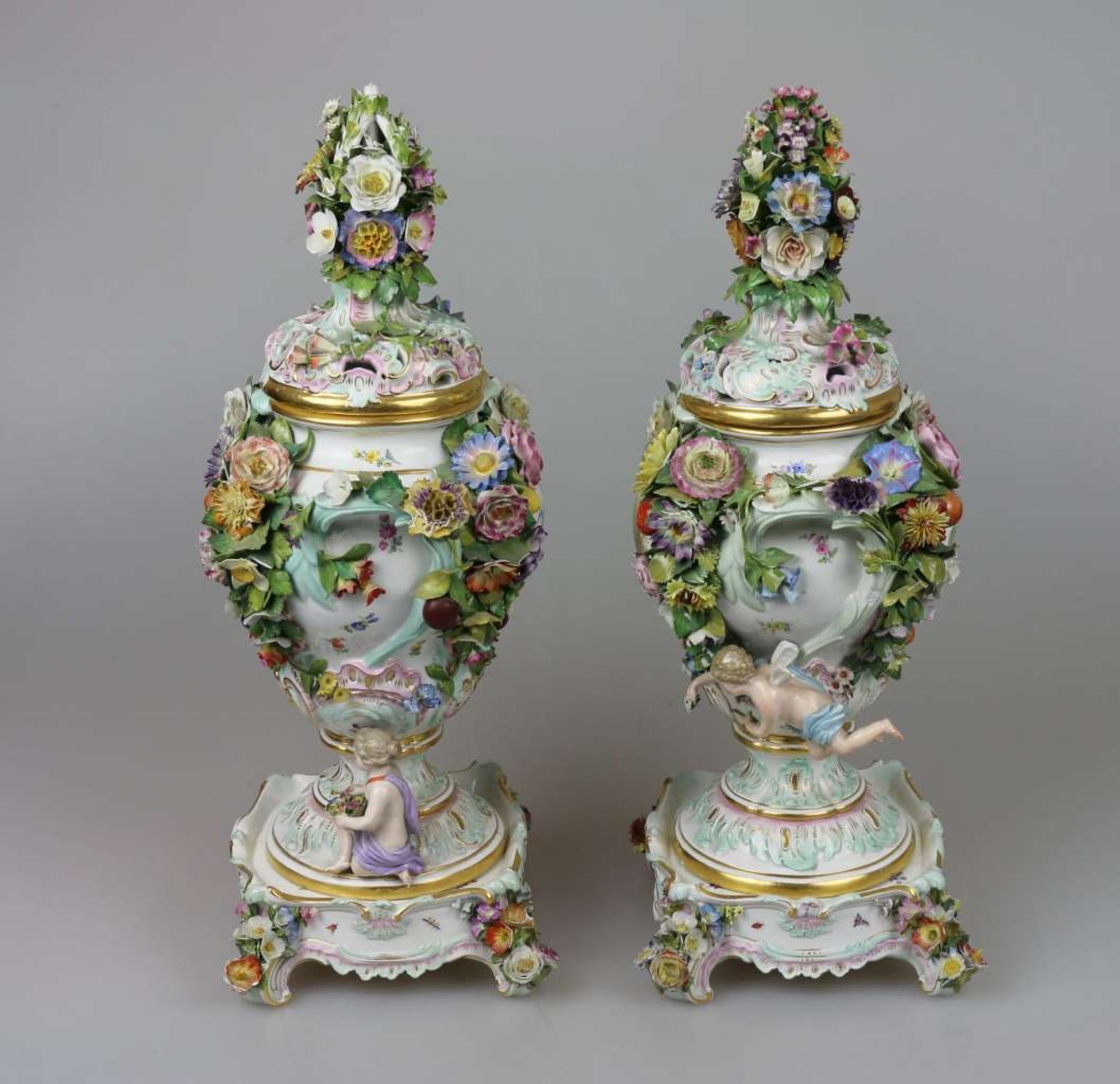 Meissen 19 Jh., Paar Potpourri-Vasen auf Postament - Bild 4 aus 18