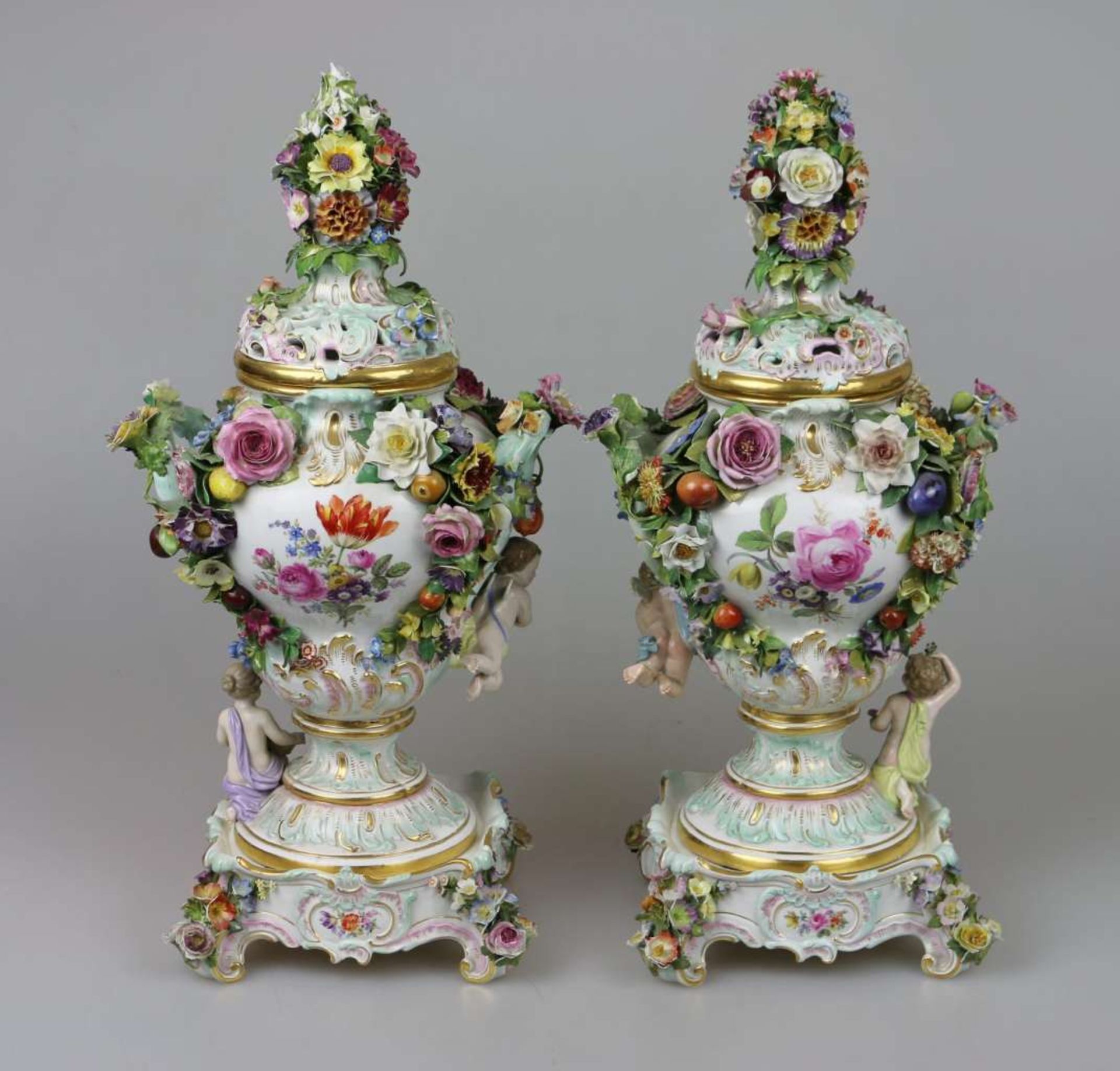 Meissen 19 Jh., Paar Potpourri-Vasen auf Postament - Bild 3 aus 18