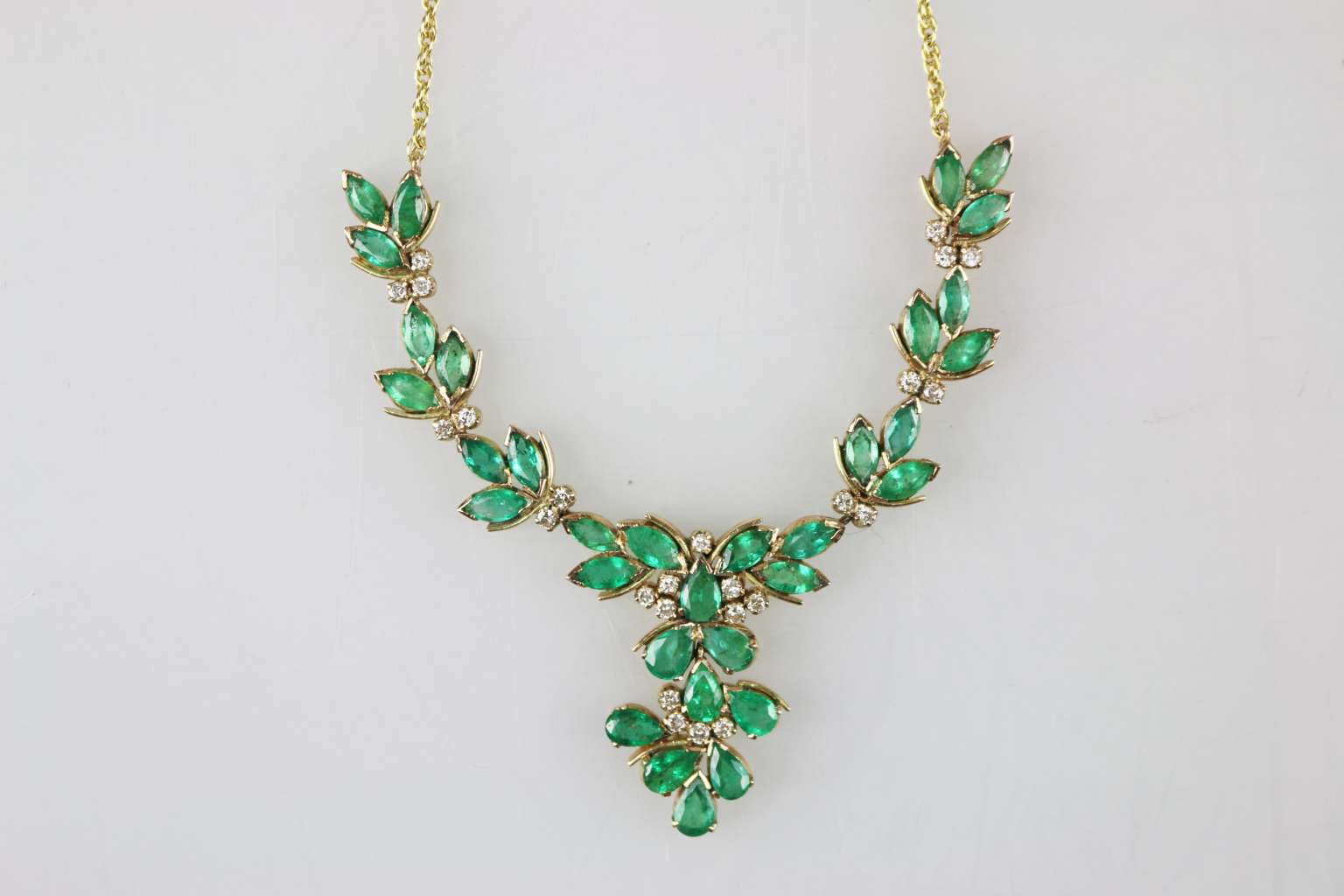 Halskette mit grünen Steinen - Image 2 of 3