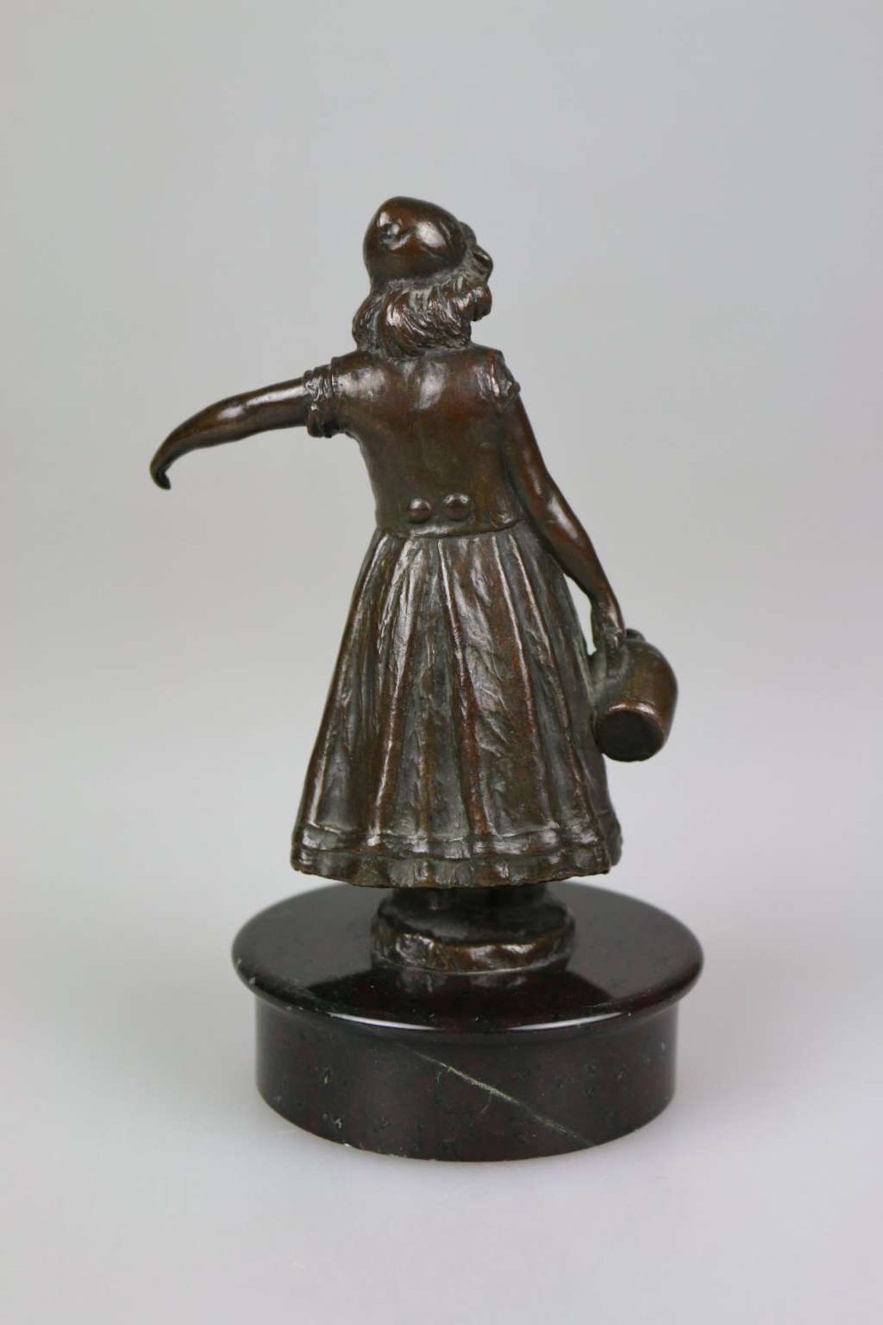 Bronze, Mädchen mit Wasserkrug - Bild 2 aus 2