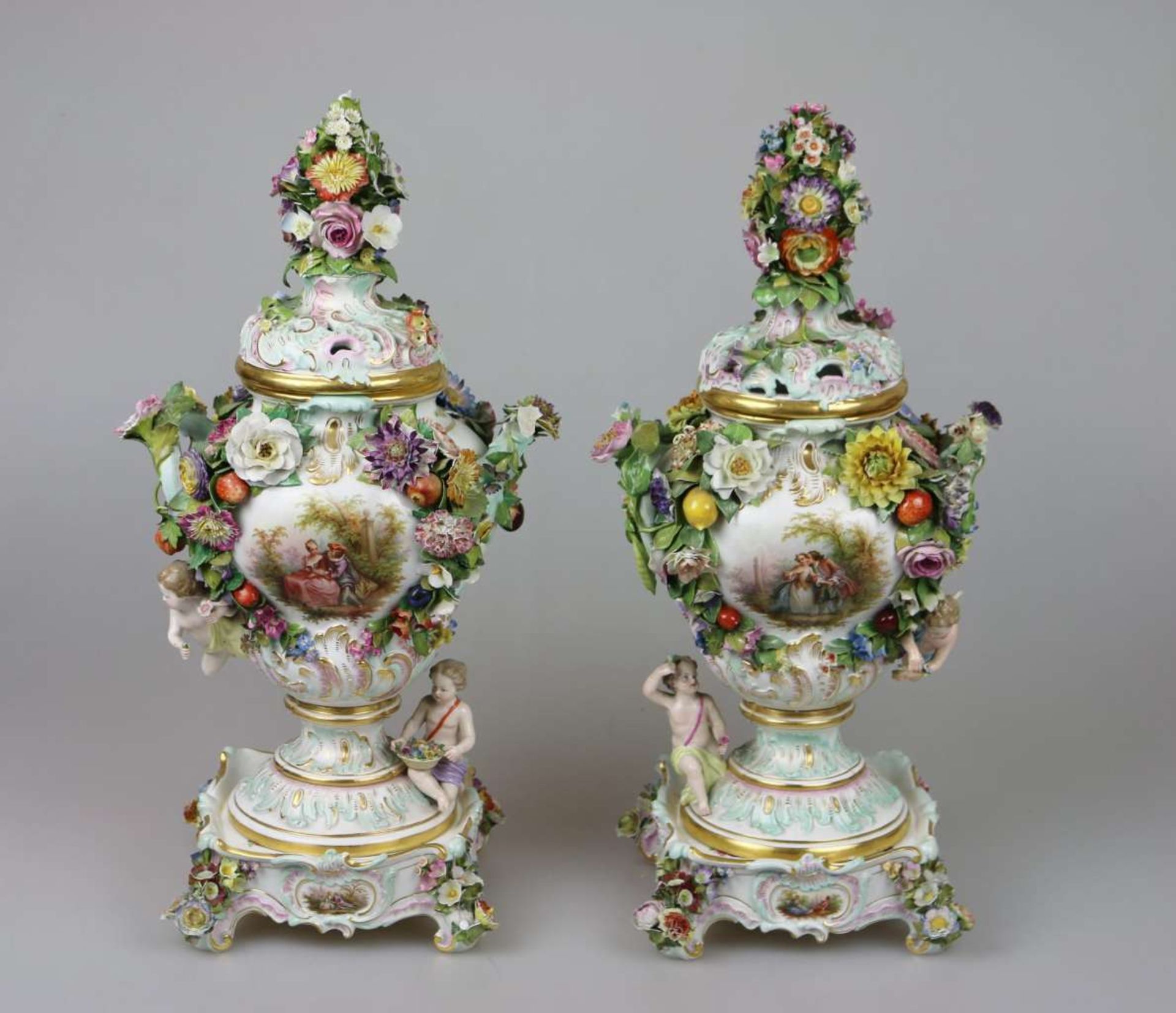 Meissen 19 Jh., Paar Potpourri-Vasen auf Postament