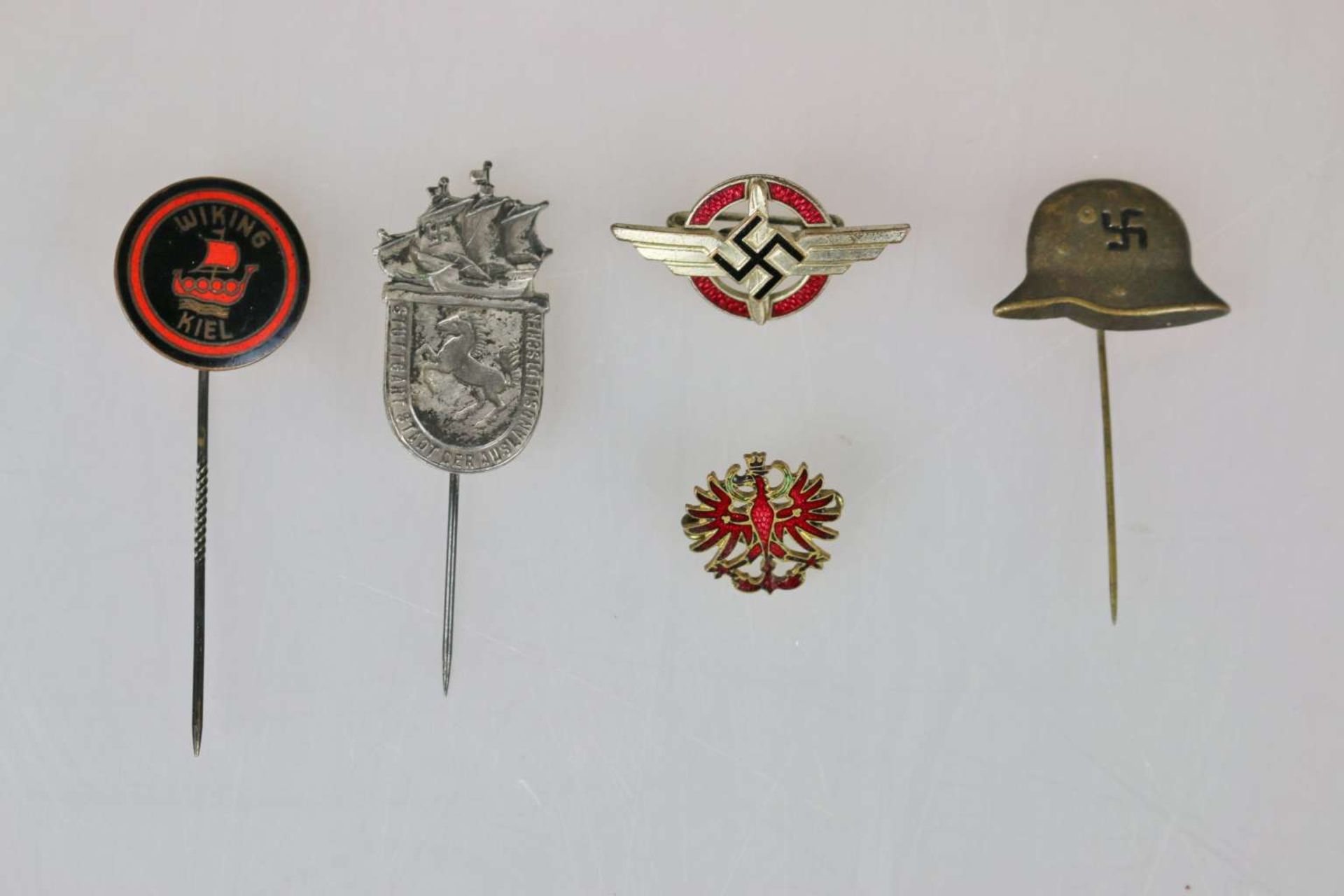 Militaria, 5 Anstecknadeln - Bild 2 aus 3