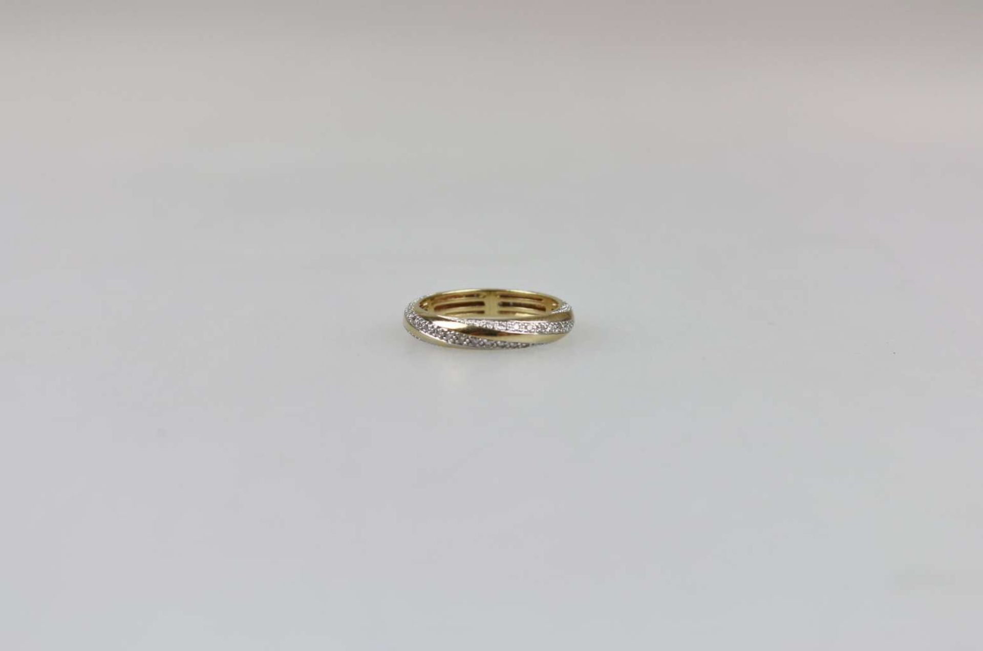 Schmaler 14K Ring mit Diamantsplitter