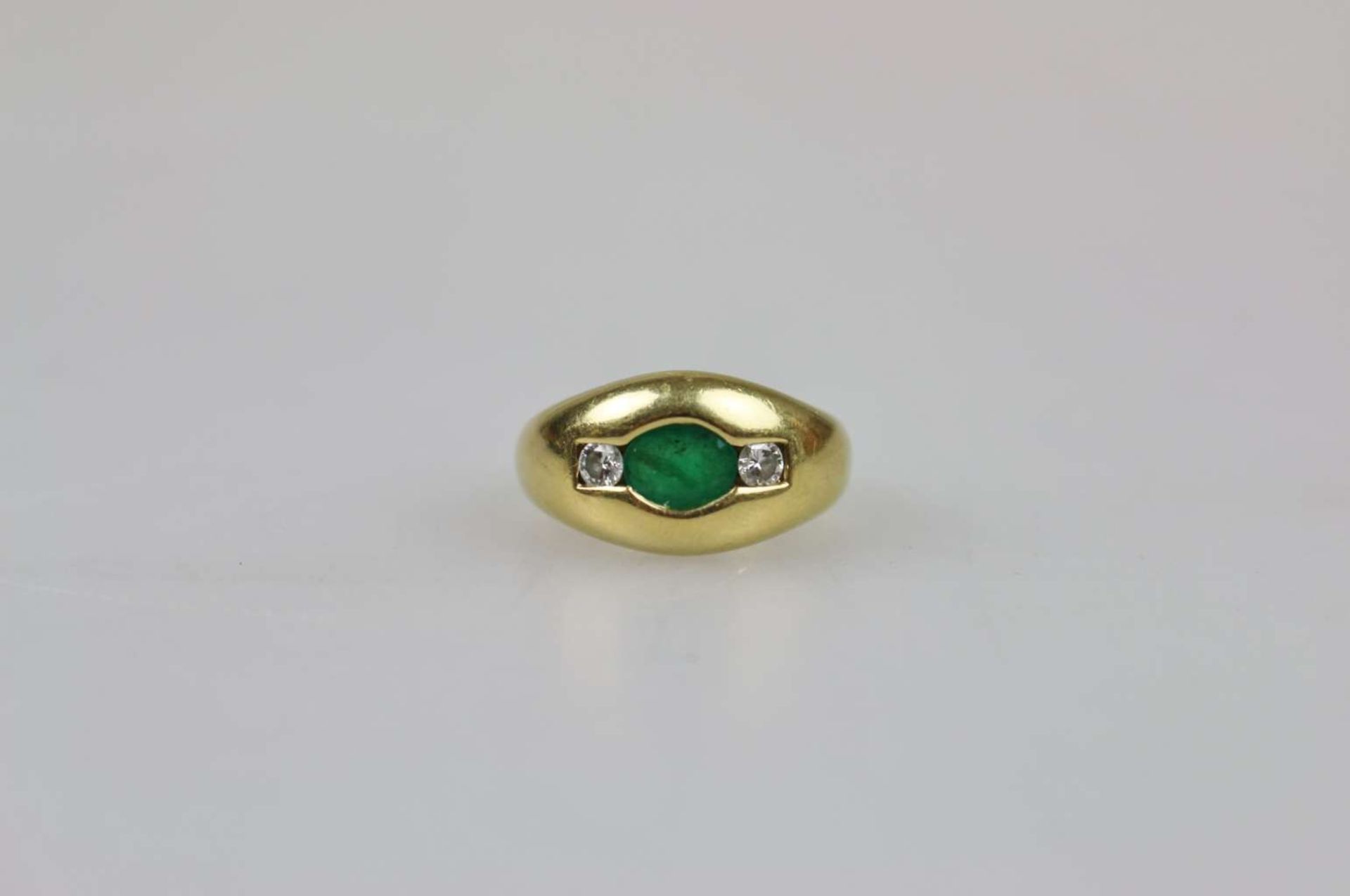 18K Ring mit grünem Farbstein