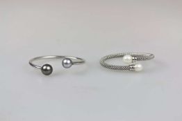 Zwei Silber-Armreifen mit Perlen