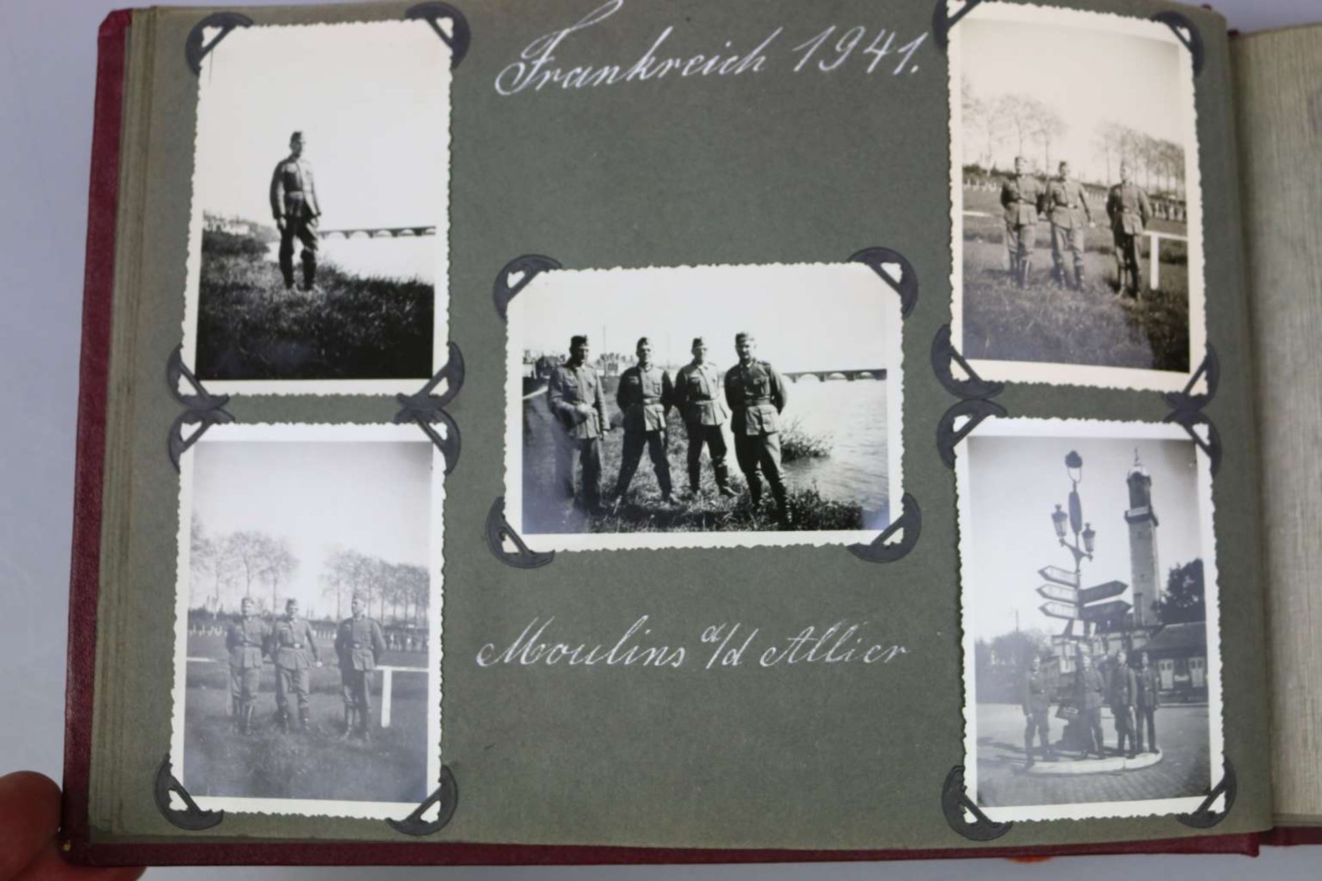 Wehrmacht, Fotoalbum mit aufgelegtem Panzeremblem und ca. 150 Fotos - Bild 2 aus 4