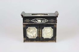 Lackschränckchen- Miniaturmöbel