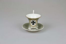 KPM Berlin, Patriotische Schwanenhenkel-Tasse mit Eisernen Kreuz 1914