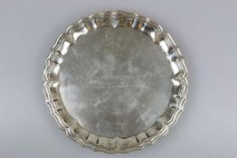 Rundes Tablett auf vier Füßen