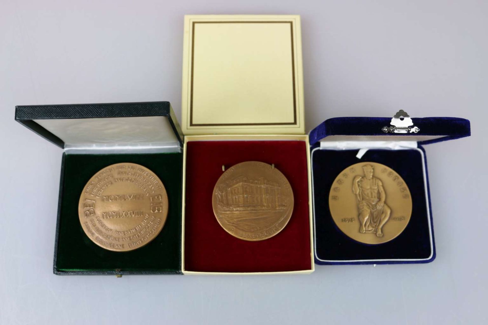Drei große Bronze-Medaillen