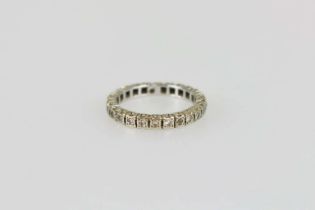 14K Eternity-Ring mit Diamantbesatz