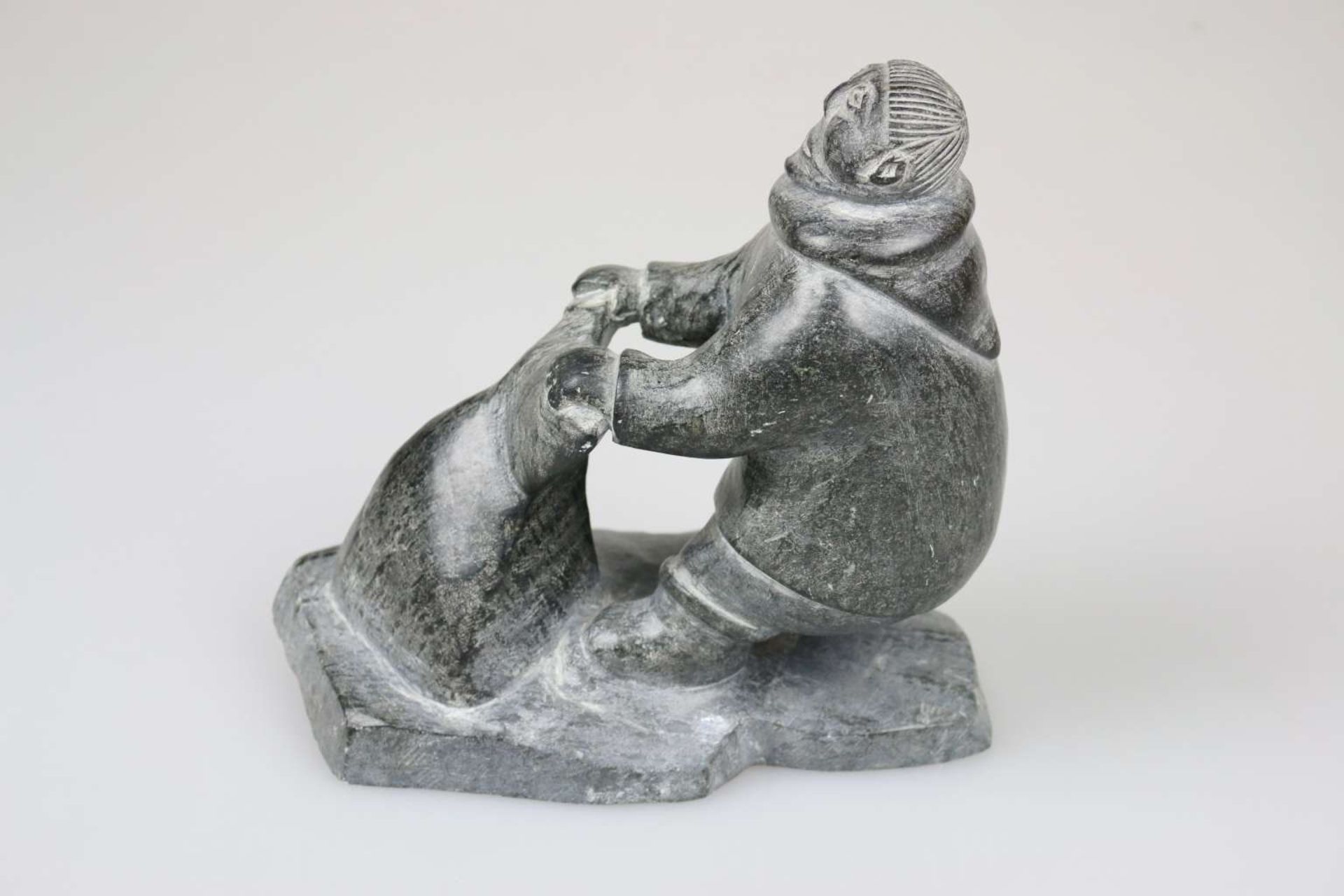 Steinfigur "Walfänger", Inuit-Kunst - Bild 2 aus 4