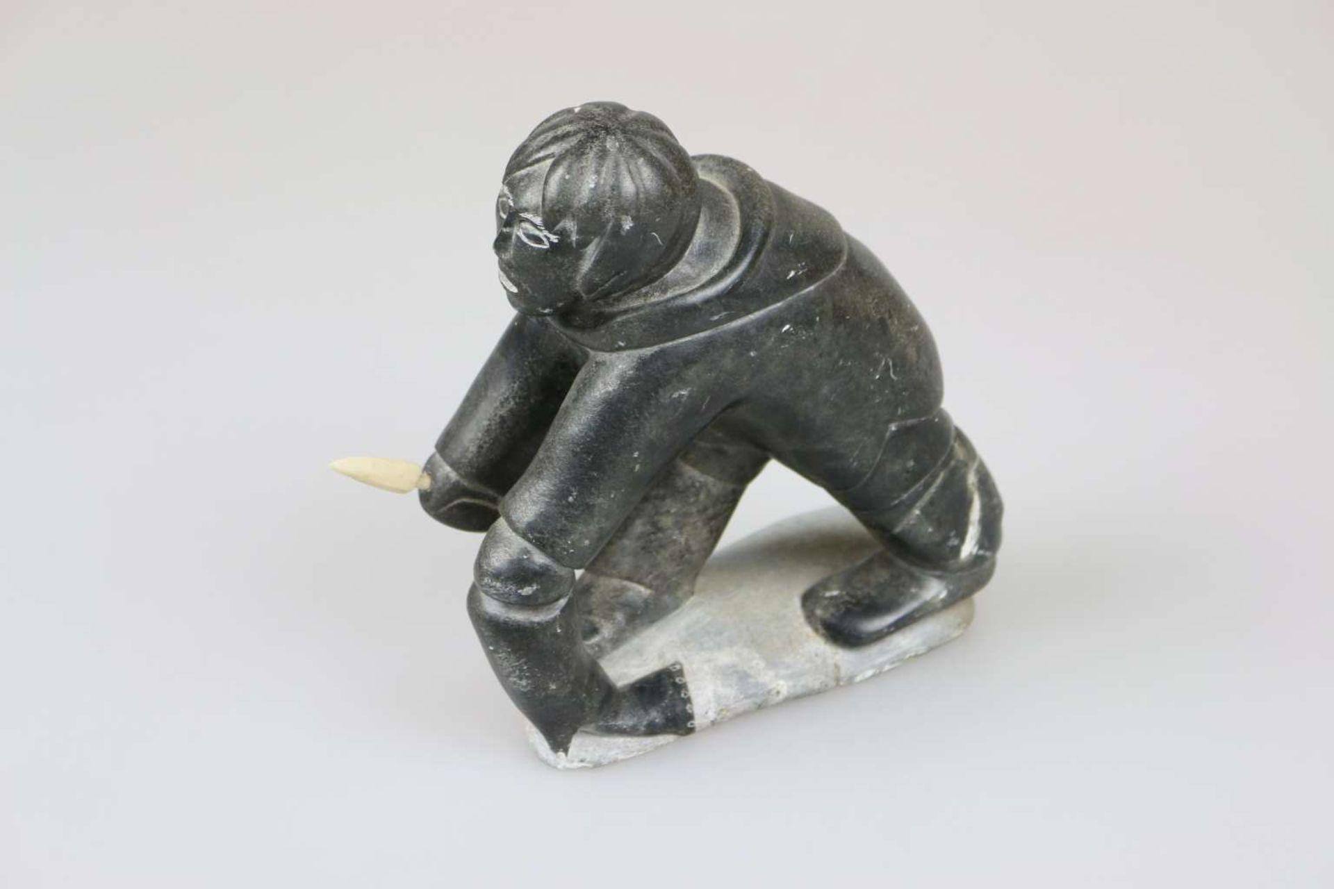 Joanasi Tooloogak (XX), Steinfigur "Inuit mit Speer" - Bild 2 aus 4