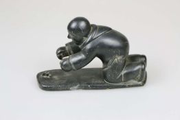 Steinfigur "Kniender Inuit", Inuit-Kunst