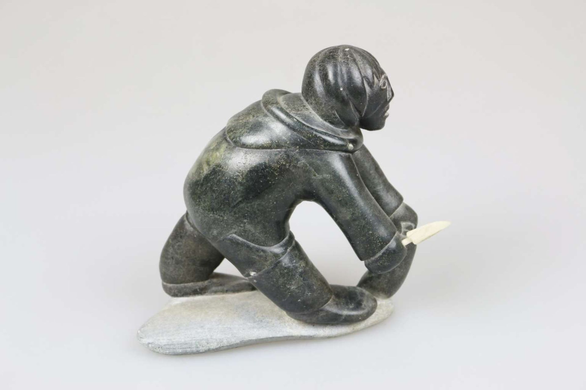 Joanasi Tooloogak (XX), Steinfigur "Inuit mit Speer"