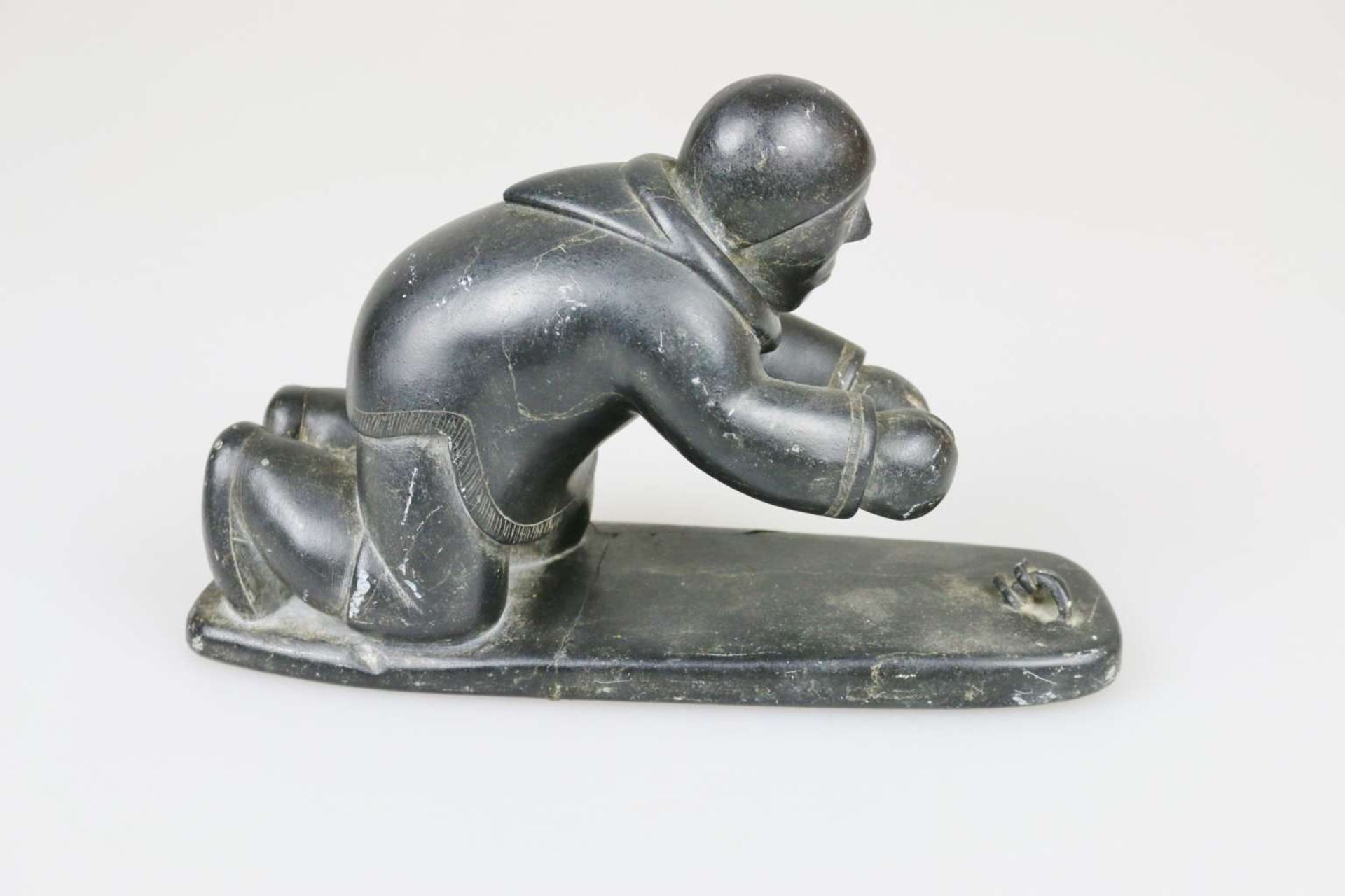Steinfigur "Kniender Inuit", Inuit-Kunst - Bild 2 aus 4