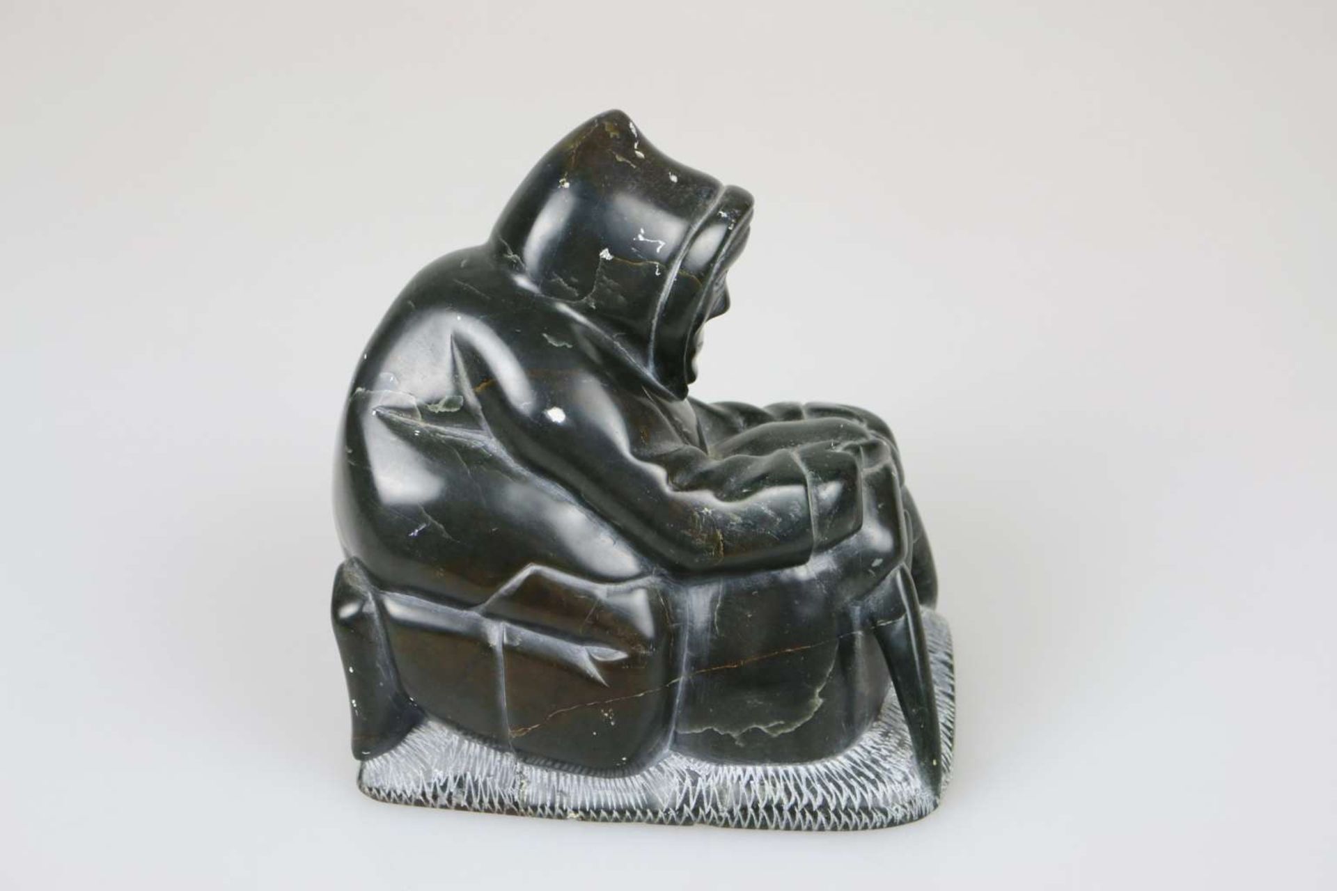 Steinfigur "Inuit mit Walross", Inuit-Kunst - Bild 2 aus 4
