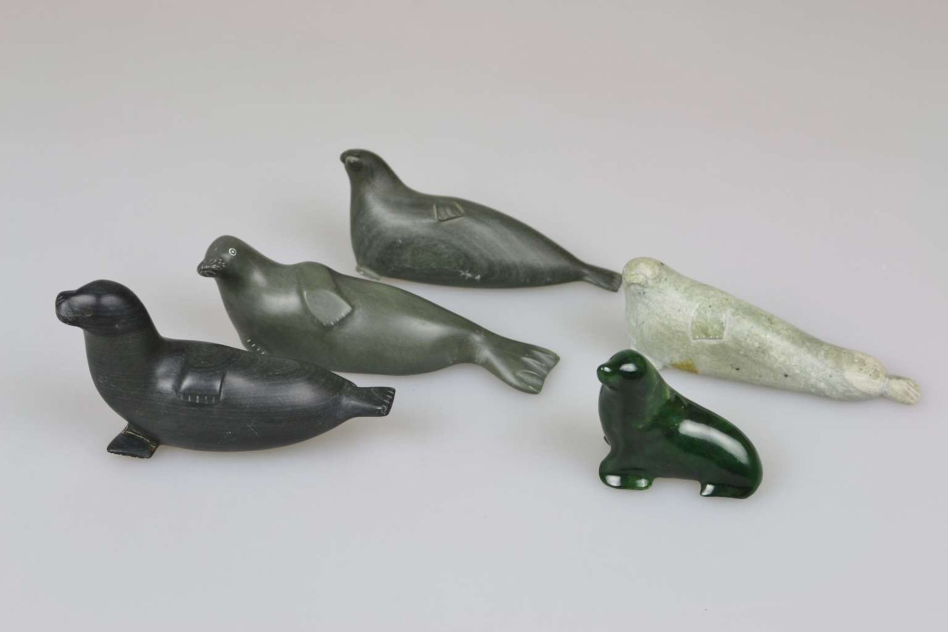 5 Steinfiguren, Seehunde, Inuit-Kunst