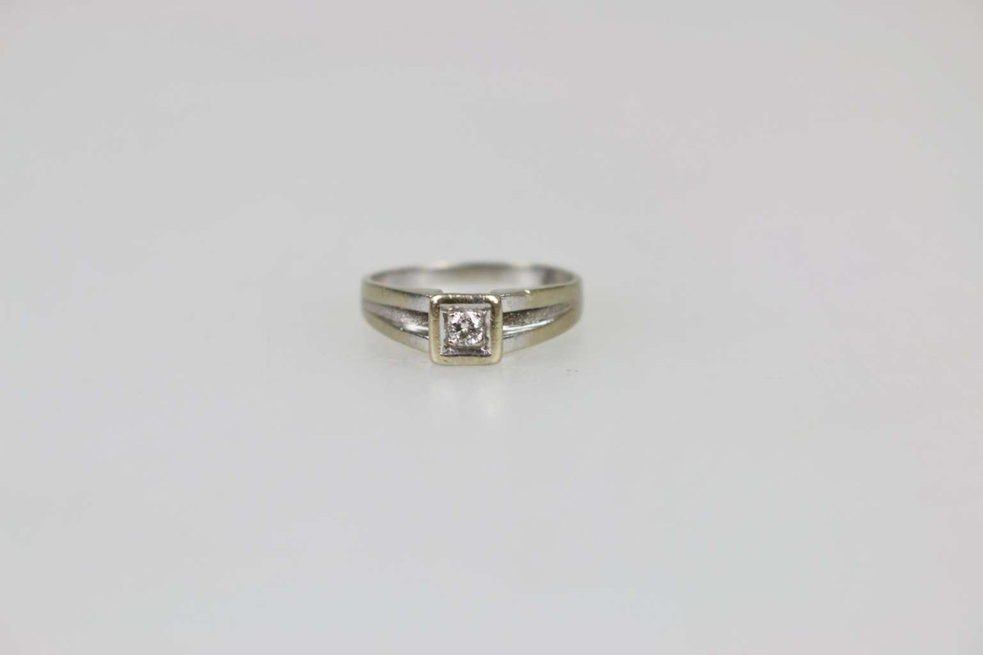 14K Ring mit Diamant