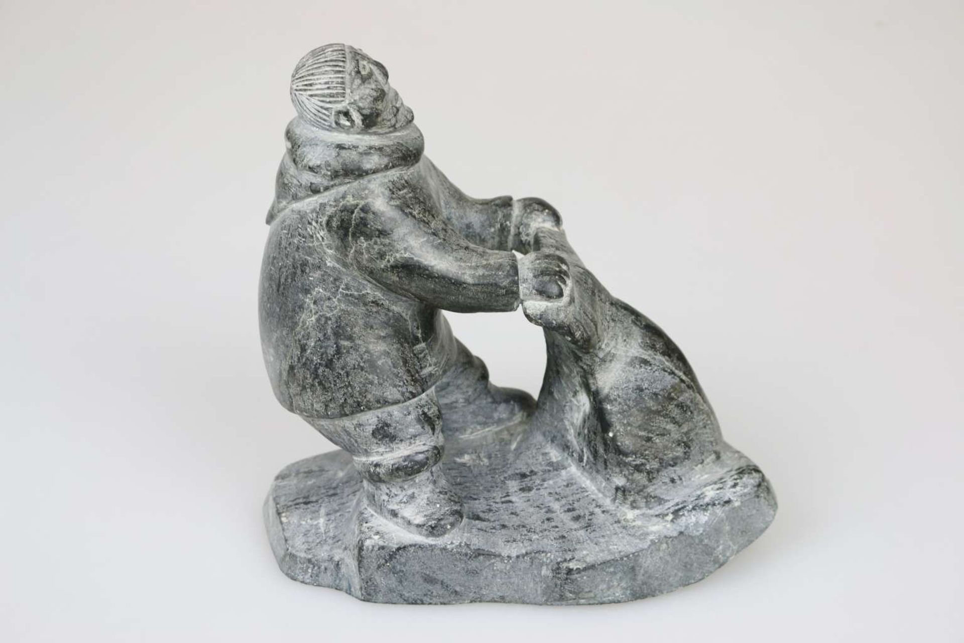 Steinfigur "Walfänger", Inuit-Kunst - Image 3 of 4