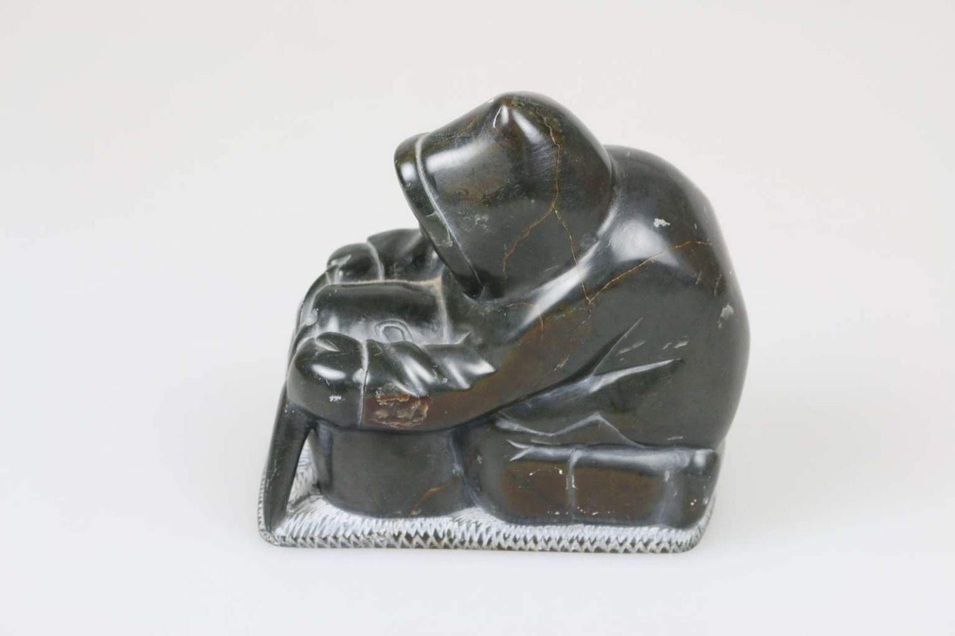 Steinfigur "Inuit mit Walross", Inuit-Kunst - Bild 3 aus 4