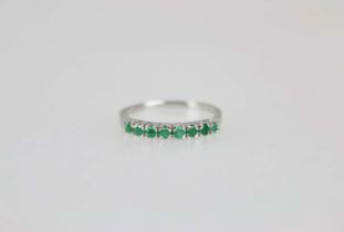 18K Ring mit 8 grünen Farbsteinen