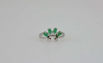 14K Ring mit grünen Farbsteinen und kl. Diamanten