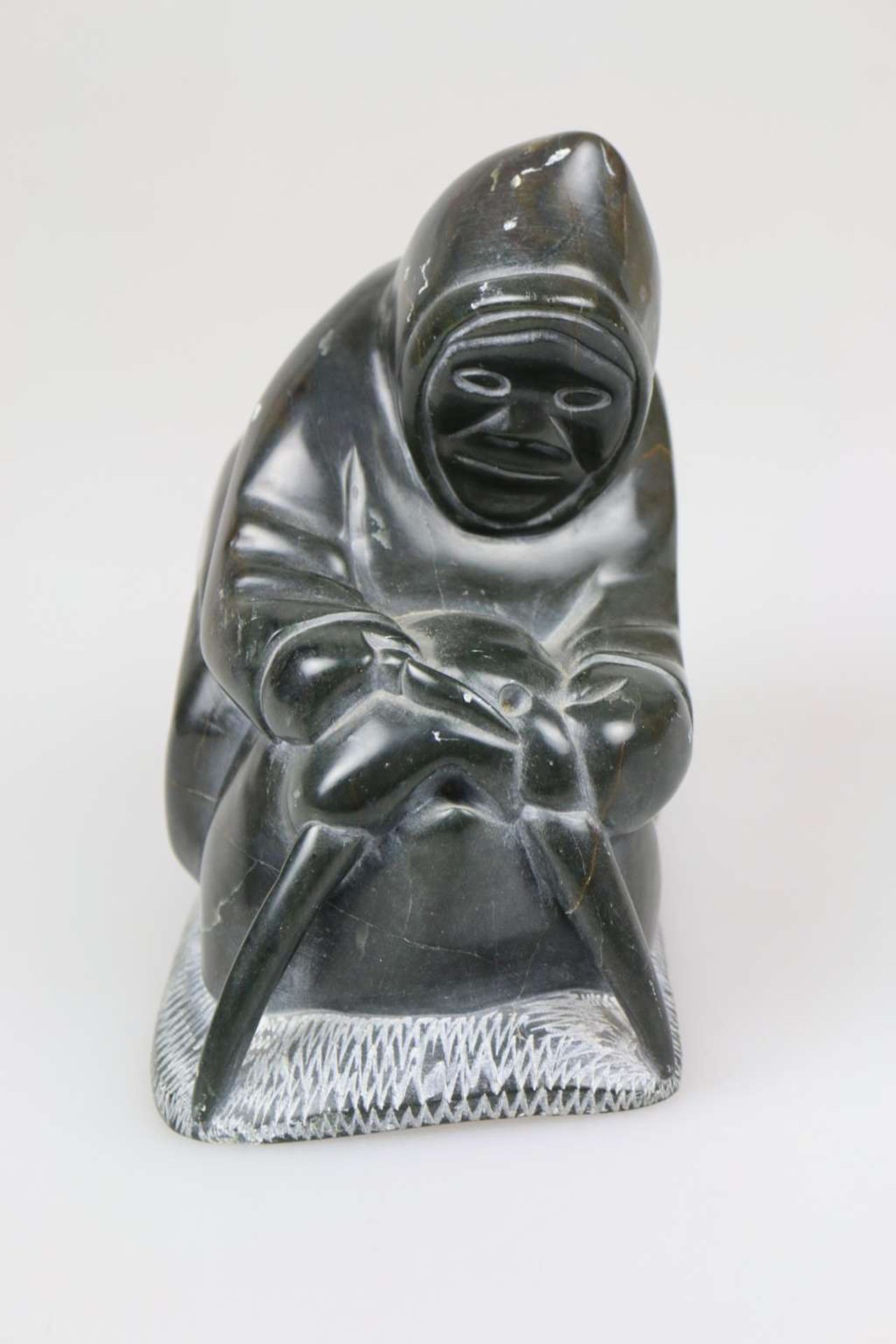 Steinfigur "Inuit mit Walross", Inuit-Kunst