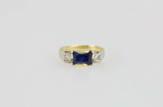 18K Ring mit blauem Farbstein und kl. Diamanten