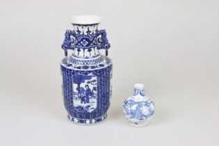 2 Vasen in Blau-Weiß-Malerei