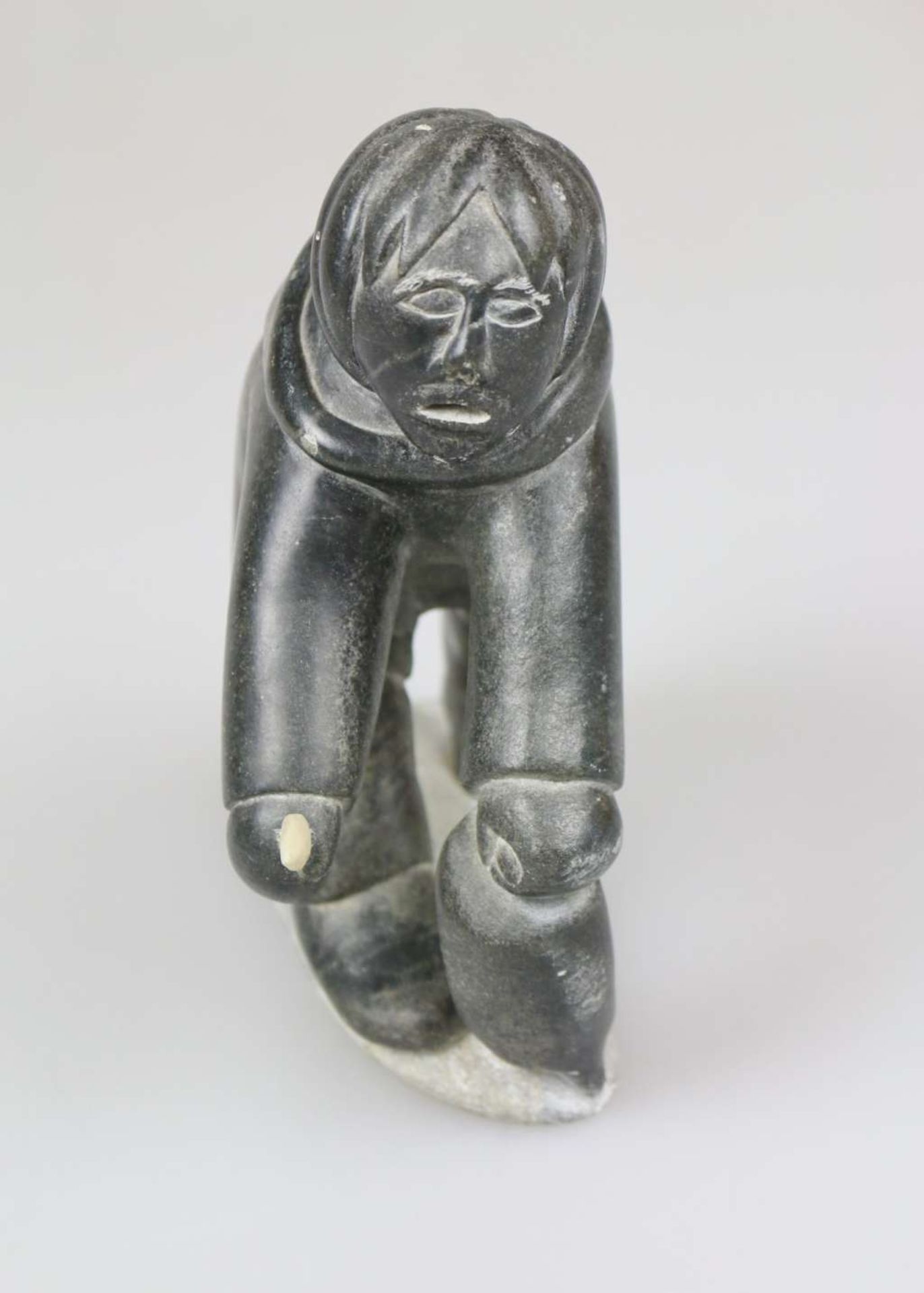 Joanasi Tooloogak (XX), Steinfigur "Inuit mit Speer" - Bild 3 aus 4