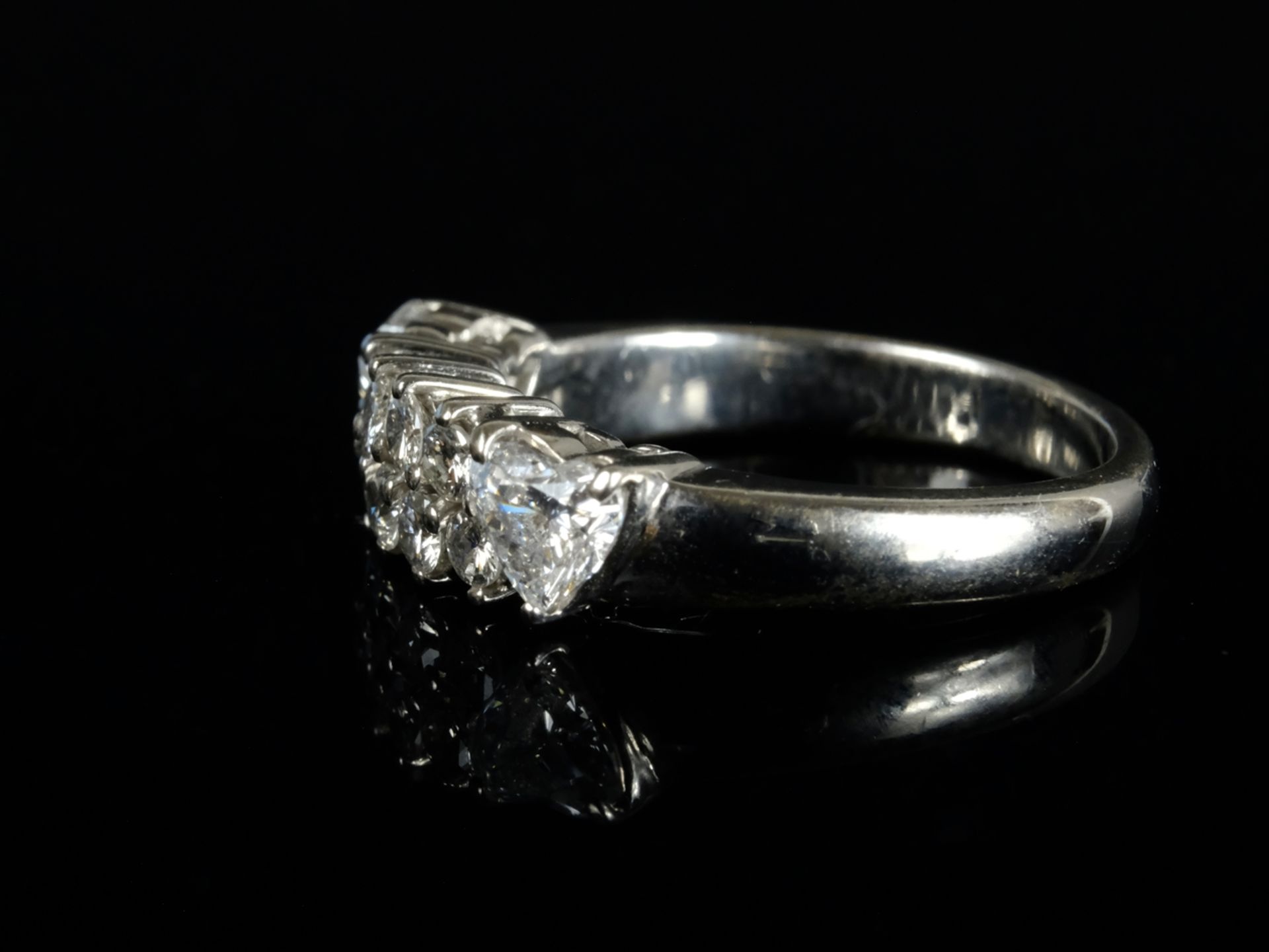 DOPPLE HEART RING set with ten brilliant-cut diamonds, flanked by two brilliant-cut diamonds in the - Image 3 of 4