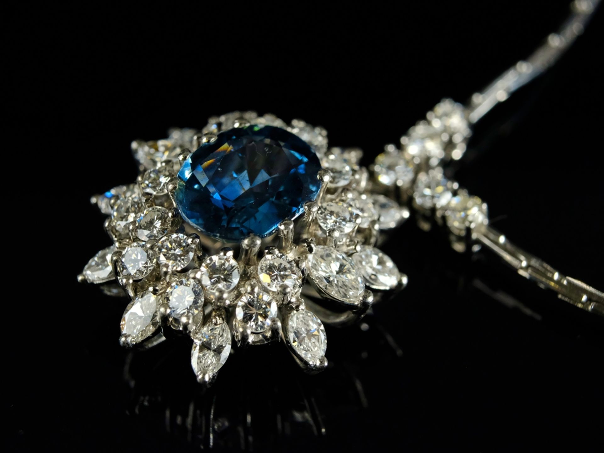 COLLIER with diamonds and sapphire, wonderful pendant in flower shape, sapphire with great radiance - Image 2 of 4