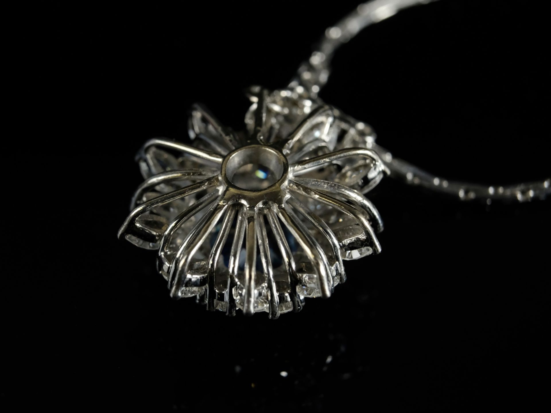 COLLIER with diamonds and sapphire, wonderful pendant in flower shape, sapphire with great radiance - Image 3 of 4