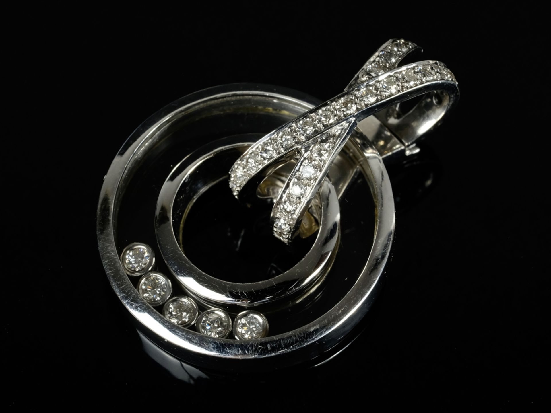 DESIGN pendant in the style of Chopard, loop pendant in X-shape (l 2.1cm), set with brilliants, can
