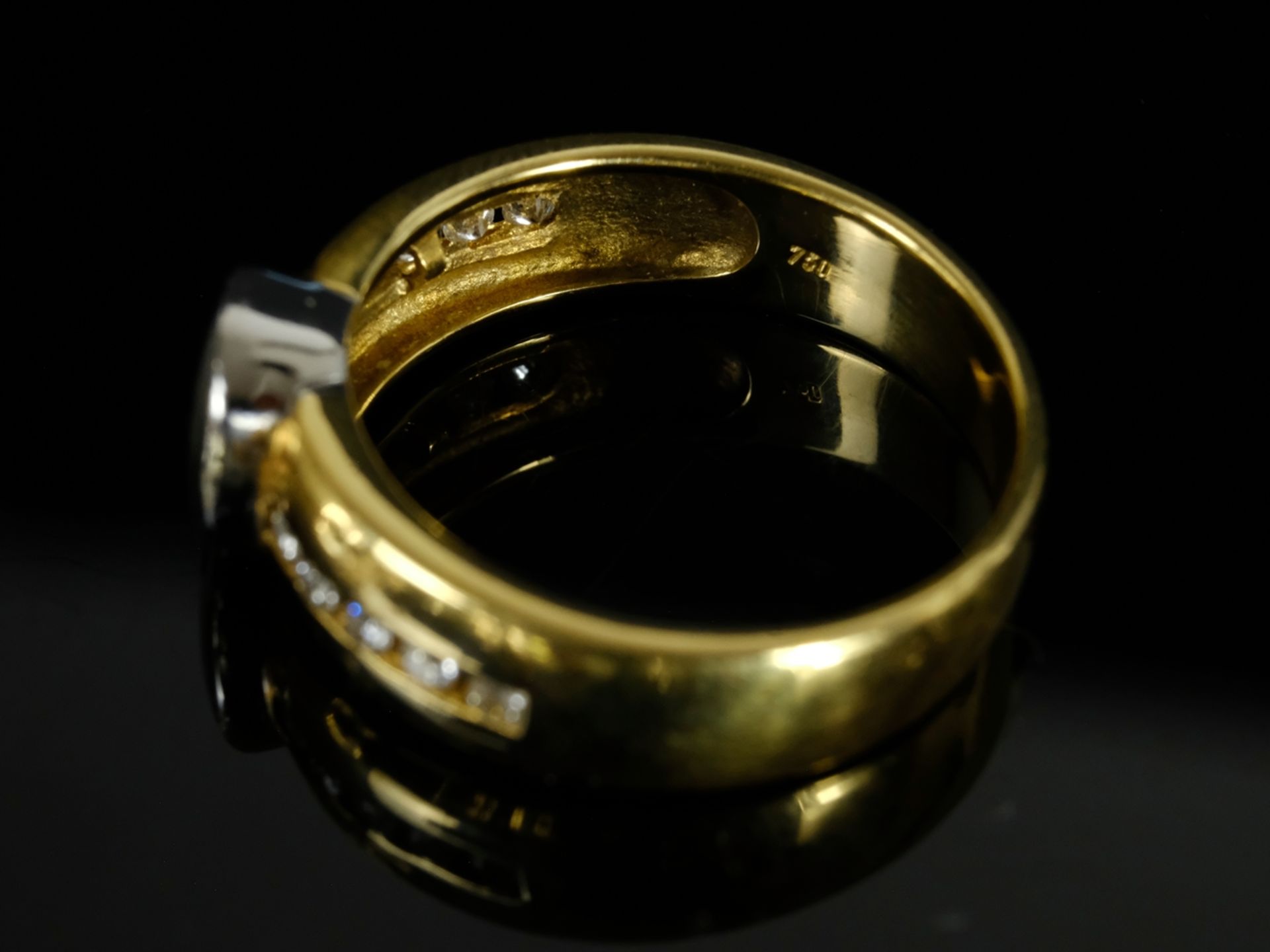 BRILLANT RING bicolour, set with a total of ten brilliant-cut diamonds, centre set brilliant-cut di - Image 3 of 3