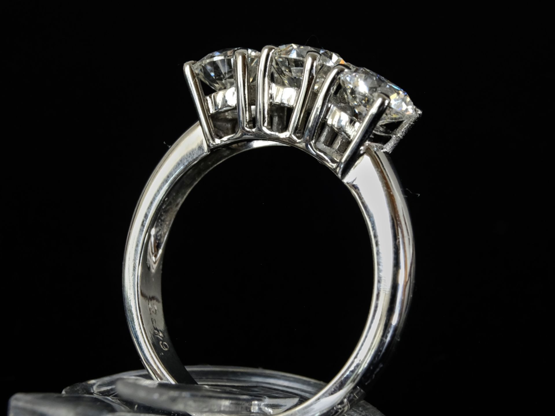 BRILLANT RING with three large brilliant-cut diamonds, entire band around 2.19ct, approx. tw,w-w, 7 - Image 2 of 4