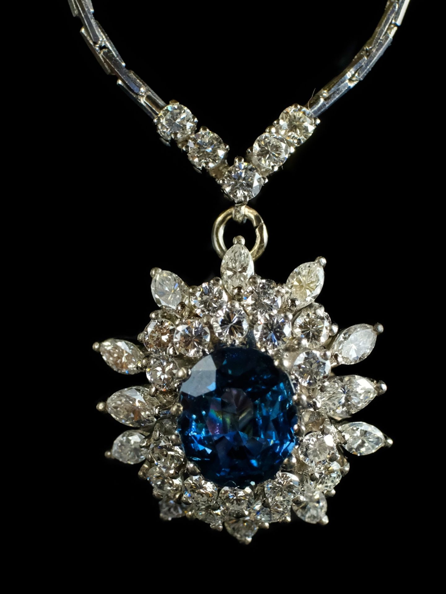 COLLIER with diamonds and sapphire, wonderful pendant in flower shape, sapphire with great radiance