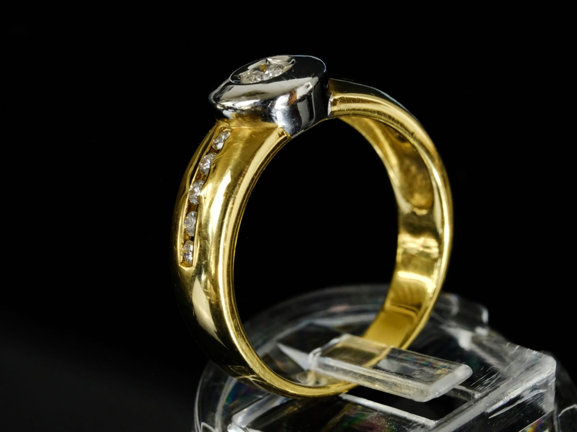 BRILLANT RING bicolour, set with a total of ten brilliant-cut diamonds, centre set brilliant-cut di
