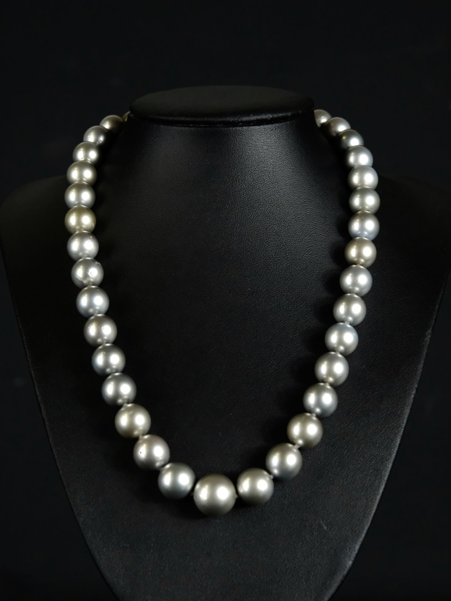 Pearl-COLLIER with large grey pearls in gradient, D around 1 to 1,5cm each, pearl at clasp set with