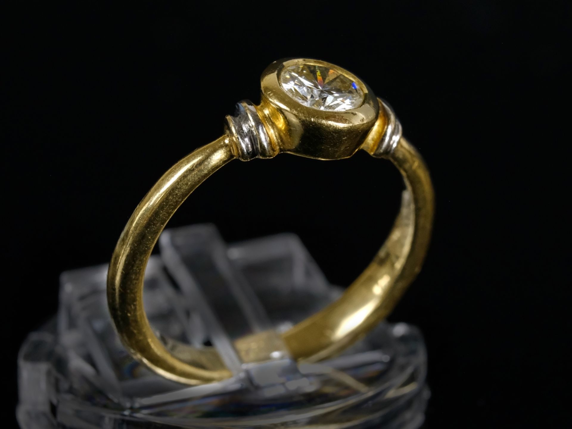 SOLITARY brilliant-cut diamond ring, bicolour, around 0.50ct, in round setting, lateral narrow deco